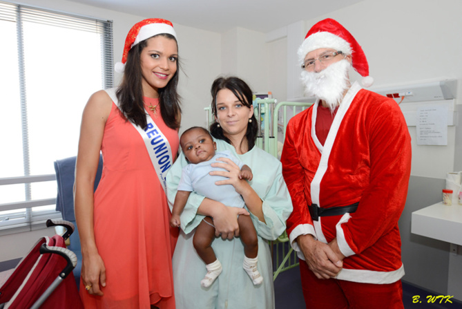 Vanille et le Père Noël avec Pauline Bourget, aide-soignante, et un bébé en soin pédiatrique Vanille et le Père Noël avec Pauline Bourget, aide-soignante, et un bébé en soin pédiatrique