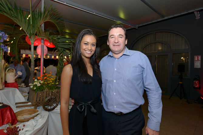 Stéphanie Robert, Miss Réunion 2012  et assistante commerciale au Créolia,  et Pascal Turonnet,  directeur général de l’Hôtel Mercure Créolia