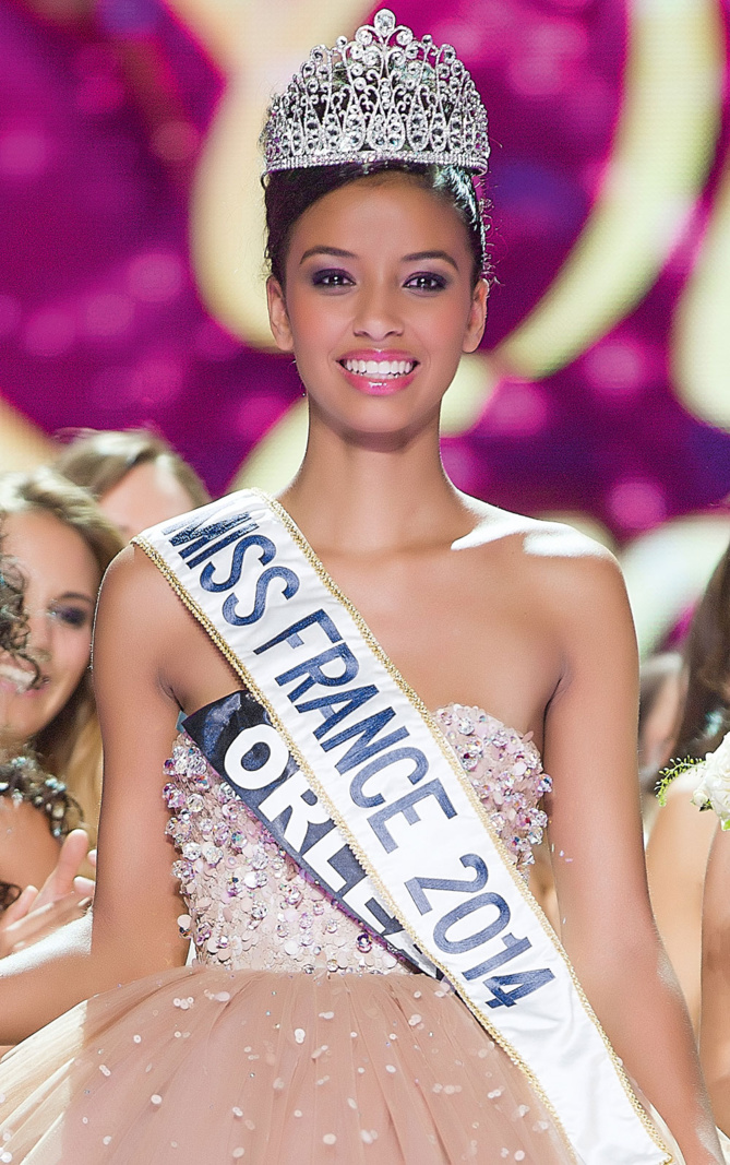 Elle est grande, elle est belle, c'est la nouvelle Miss France! Elle est grande, elle est belle, c'est la nouvelle Miss France!