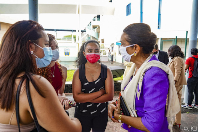 Jour de rentrée scolaire : Huguette Bello s’est rendue au lycée Le Verger, à Sainte-Marie Jour de rentrée scolaire : Huguette Bello s’est rendue au lycée Le Verger, à Sainte-Marie