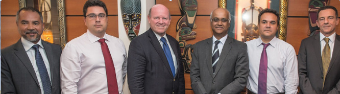 Dominique Dufour, secrétaire général Air Austral, Pascal Viroleau, directeur des Iles Vanille, Alain St Ange, Ministre du Tourisme des Seychelles  et président des Iles Vanille, Marie-Joseph Malé, PDG d’Air Austral, Didier Robert, président de la Région  et président du Conseil de Surveillance d’Air Austral, et Jean-Marc Grazzini, directeur d’Air Austral