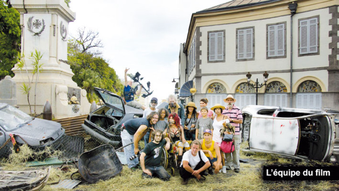 La rue de Paris, près du Monument aux Morts, a été complètement envahie ce jour-là! La rue de Paris, près du Monument aux Morts, a été complètement envahie ce jour-là!