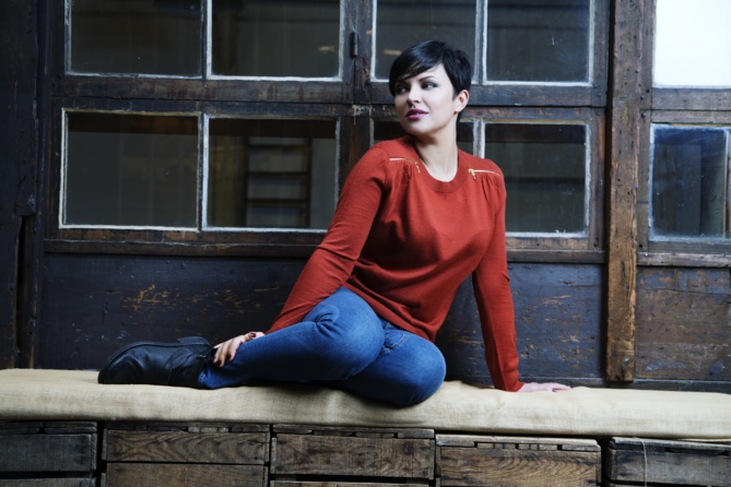 Aujourd'hui, Emilie, sereine, savoure son bonheur, sa famille, et son nouvel album Aujourd'hui, Emilie, sereine, savoure son bonheur, sa famille, et son nouvel album