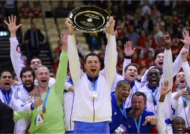 Jêrome Fernandez soulève le trophée de champion d'europe 2014. AFP