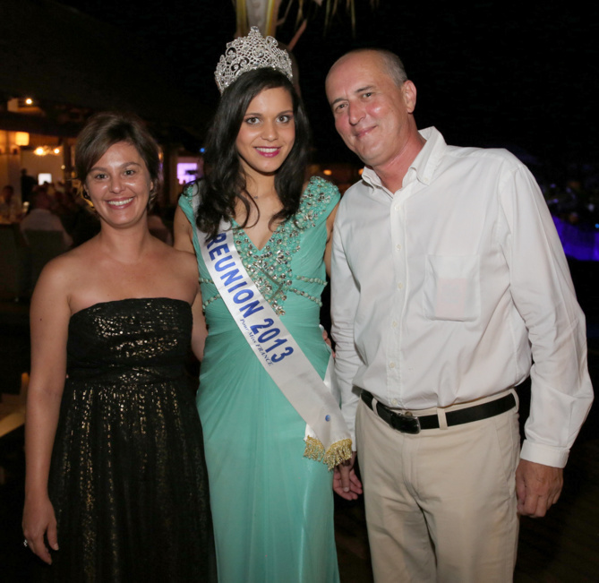 Miss Réunion, entourée de Johane Leone et Vincent Vergoz de Transcontinents Réunion