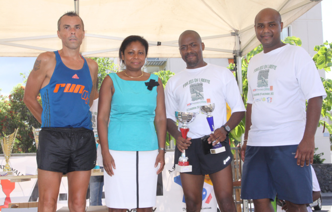 La députée Ericka Bareigts est venue saluer les coureurs, comme ici Christophe Berçon et Buchner Bertilde,  qui se sont qualifiés pour la championnat de France  des 10 km de la Police Nationale