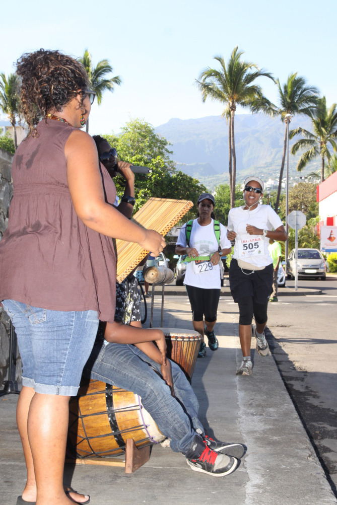 Des maloyas de Fanal Lo Ker  pour accompagner les coureurs dans les rues du Chaudron