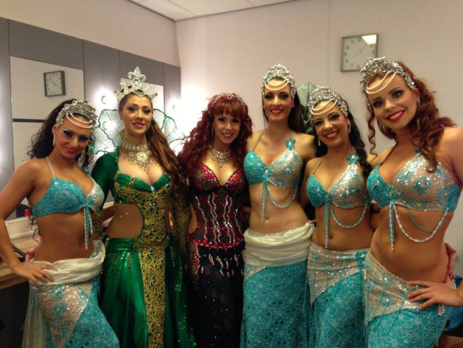 Jillina et quelques danseuses de la troupe dont Acia (2ème à partir de la droite) Jillina et quelques danseuses de la troupe dont Acia (2ème à partir de la droite)