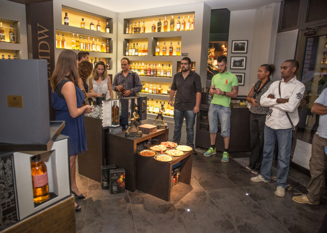 aStéphanie Jordan, la nouvelle Ambassadrice de la marque dans notre île, en pleine séance de dégustation Blue Label devant les privilégiés rassemblés à La Maison du Whisky