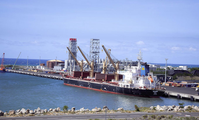 Huguette Bello lance un appel aux acteurs du transport maritime Huguette Bello lance un appel aux acteurs du transport maritime