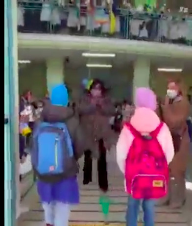 La vidéo virale des petits écoliers ukrainiens ovationnés en Italie