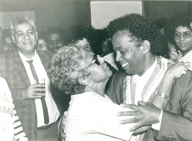 Avec sa mère lors de sa visctoire en 1989 Avec sa mère lors de sa visctoire en 1989