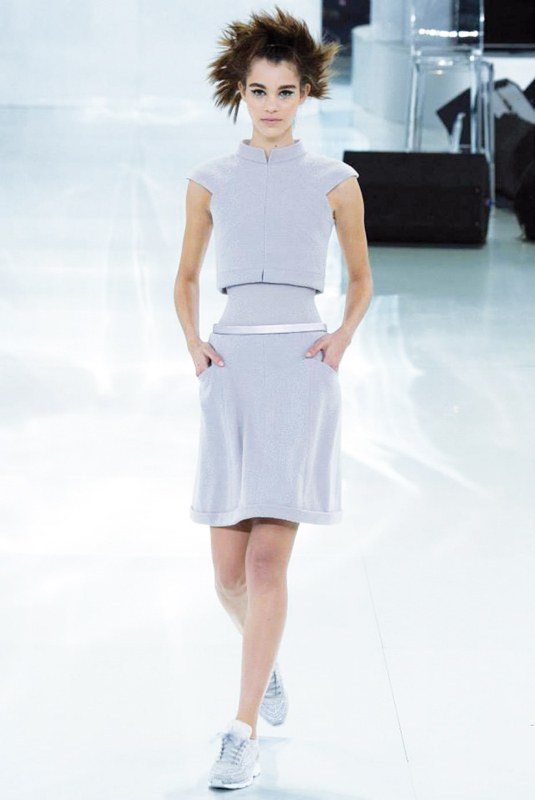 En Chanel, Pauline affichait un look plus sauvage.  Sa finesse et sa classe           explosaient en Karl Lagerfeld, à en faire pâlir une Cara Delevingne