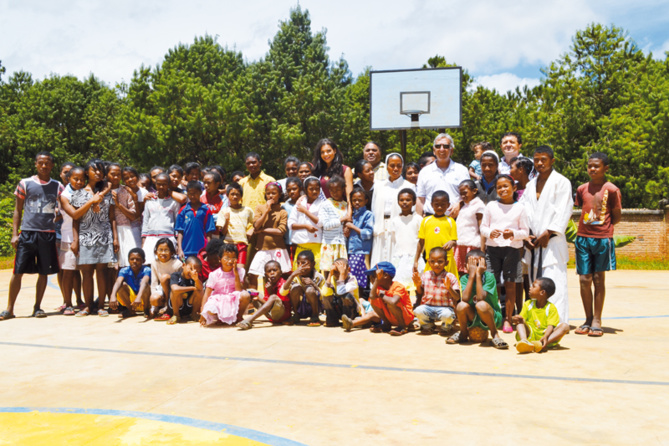 Vanille à Madagascar: Miss Réunion avec les enfants malgaches Vanille à Madagascar: Miss Réunion avec les enfants malgaches