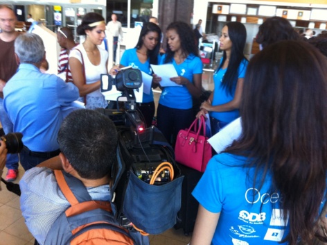 Aziz Patel et Vanille M'Doihoma distribuent les billets d'avion Aziz Patel et Vanille M'Doihoma distribuent les billets d'avion