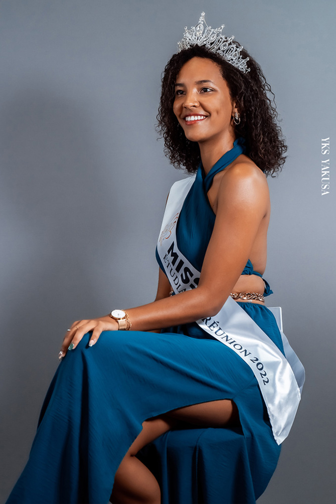 Julie Morel : un rocher de 300 kilos sur sa voiture qui a changé sa vie Julie Morel : un rocher de 300 kilos sur sa voiture qui a changé sa vie