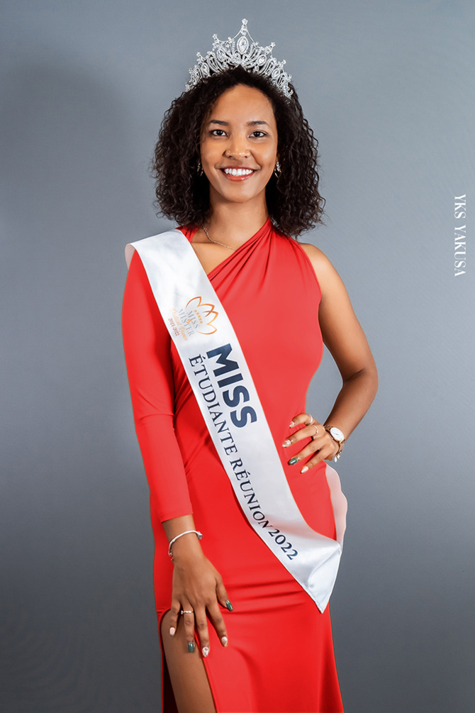 Julie Morel : un rocher de 300 kilos sur sa voiture qui a changé sa vie Julie Morel : un rocher de 300 kilos sur sa voiture qui a changé sa vie