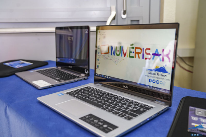 Le cartable numérique "numérisak" présenté au lycée Sarda Garriga Le cartable numérique "numérisak" présenté au lycée Sarda Garriga