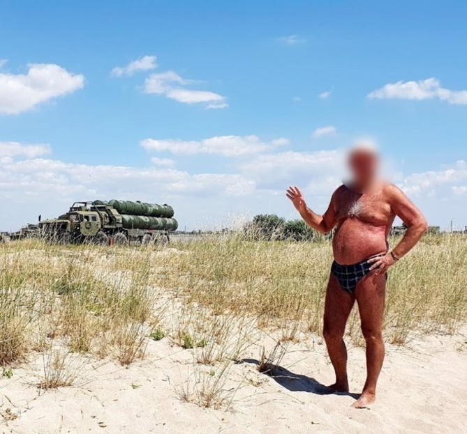 Un touriste russe en slip de bain révèle l'emplacement d'armes de guerre sur les réseaux sociaux Un touriste russe en slip de bain révèle l'emplacement d'armes de guerre sur les réseaux sociaux