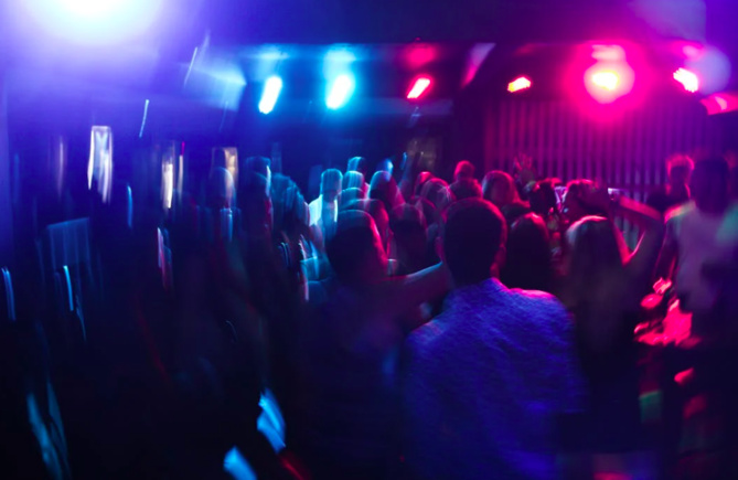 Déni de grossesse : elle commence à accoucher en boite de nuit Déni de grossesse : elle commence à accoucher en boite de nuit