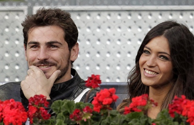 Sara Carbonero, élue journaliste sportive la plus sexy en 2009, suit de près le parcours de son beau gardien de but de l'équipe espagnole, Iker Casillas.