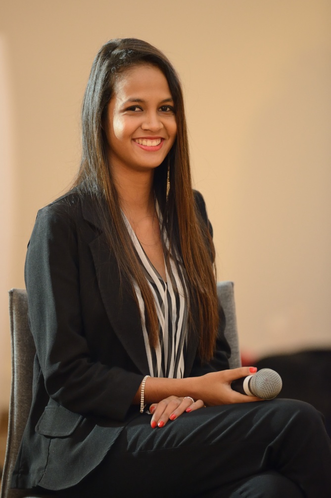 Chloé, toute souriante dans un tailleur très classe. Chloé, toute souriante dans un tailleur très classe.