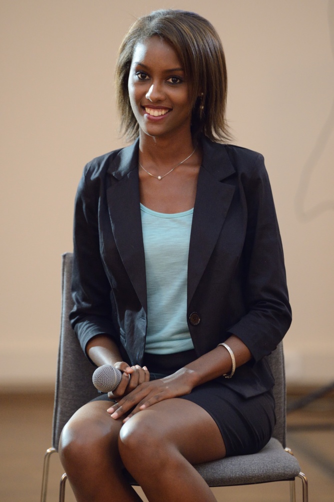 Dorine apporte une touche turquoise dans son ensemble qu'elle porte à merveille. Dorine apporte une touche turquoise dans son ensemble qu'elle porte à merveille.
