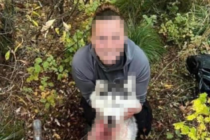 Première photo postée sur Facebook. La chasseuse pose avec le dépouille du chien abattu Première photo postée sur Facebook. La chasseuse pose avec le dépouille du chien abattu