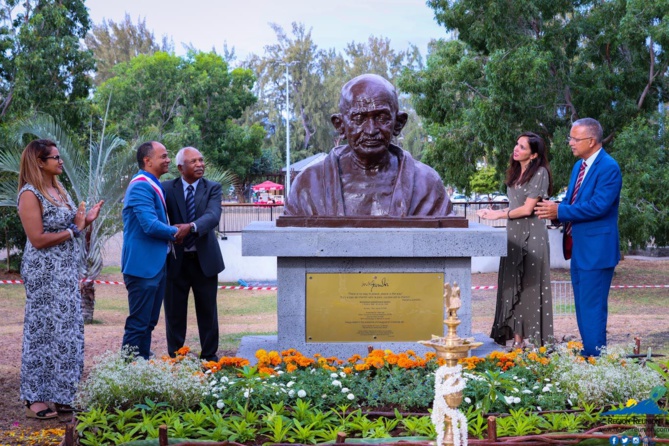 Journée Internationale de la Non-Violence - Dévoilement du buste du Mahatma Gandhi Journée Internationale de la Non-Violence - Dévoilement du buste du Mahatma Gandhi