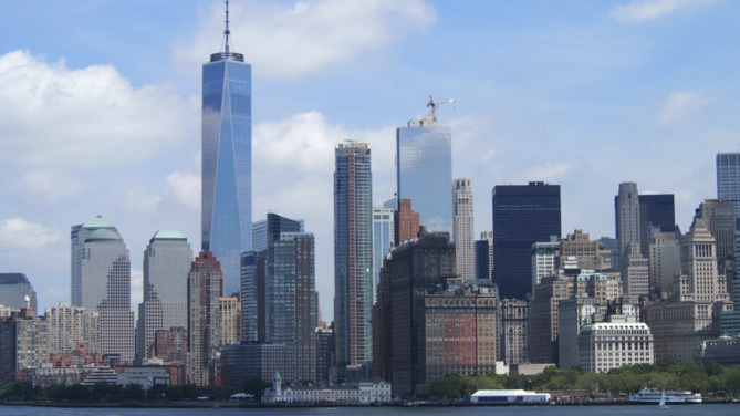Un homme bondit sur le toit d'un gratte ciel, la vidéo est impressionnante Un homme bondit sur le toit d'un gratte ciel, la vidéo est impressionnante