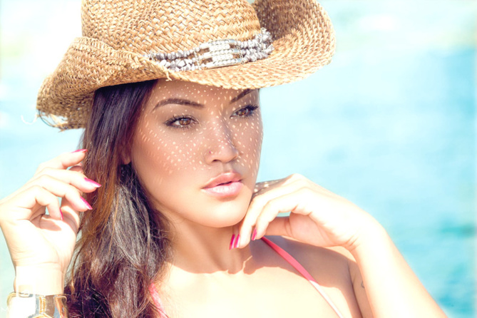 Saku H. Fière de ses courbes et de son Q.I