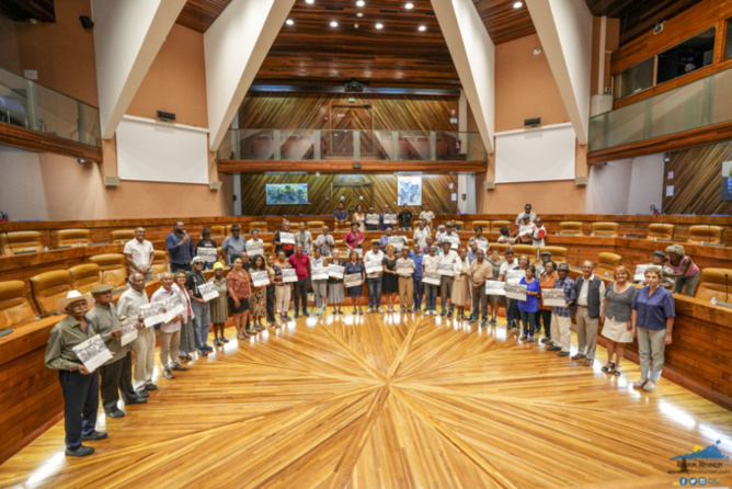 Omaj pou bann transmeter-transmetez lo moring tradisyonel Omaj pou bann transmeter-transmetez lo moring tradisyonel