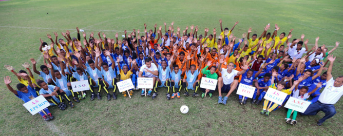 L'Association 1000 Sourires a permis à plus d'une centaine de petits footballeurs saint-paulois de fouler la mythique pelouse du Stade Olympique et de jouer en compagnie des pros Jérémy Morel et Guillaume Hoarau.