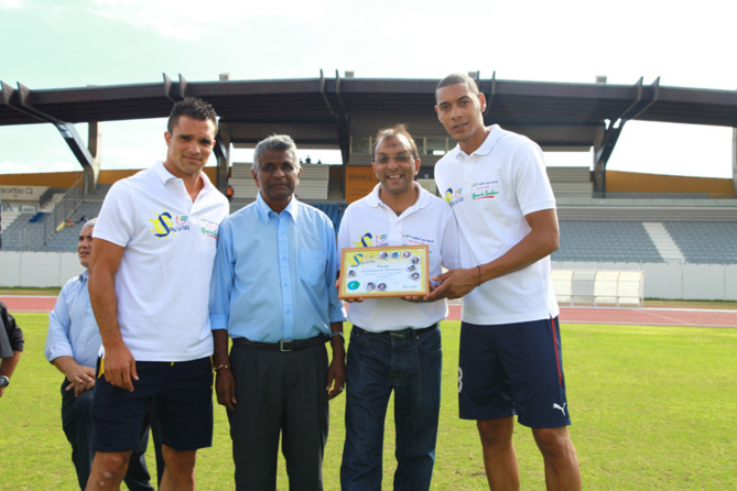 En présence du défenseur de l'OM Jérémy Morel et du Maire de Saint-Paul Joseph Sinamalé, Guillaume Hoarau a rejoint la belle et prestigieuse colonie de parrains de l'Association 1000 Sourires.
