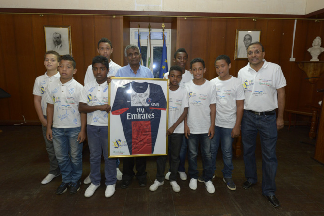 Une réception placée sous le signe du partage et de la reconnaissace. C’est ainsi que  Joseph Sinimalé, Maire de la Commune de Saint-Paul a souhaité accueillir, en VIM (Very Important Marmaille)  les les 9 petits footballeurs saint-paulois des quartiers de Ravine Daniel, la Saline et Bellemène ayant participé au fabuleux voyage « S’envoler vers le rêve... à Paris » organisé par 1000 Sourires à Paris en mai dernier, ainsi que les bénévoles de l’association.   Soulignant la dimension quasi magique d’un voyage comme celui là pour des enfants issus de famille modeste, il a en outre confié être fier de pouvoir compter sur une association comme 1000 Sourires sur le territoire de sa commune. Un message de gratitude reçu cinq sur cinq par la petite équipe de bénévoles.