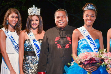 Le président du Conseil Général de Mayotte, Daniel Zaïdani, avec Elodie, ex-Miss Mayotte, et Ingreed Mercredi, Miss Réunion