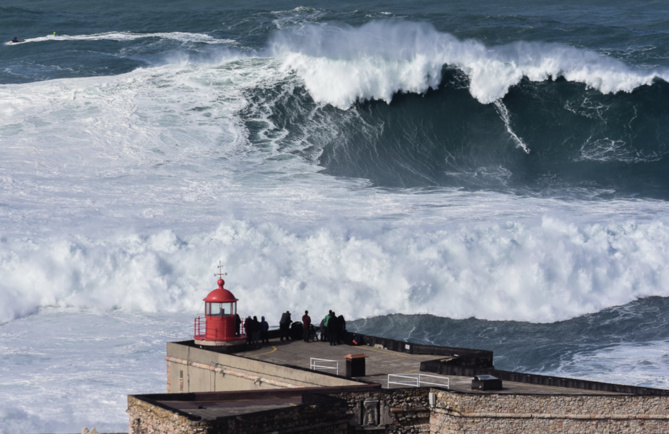 La célèbre vague de Nazaré au Portugal La célèbre vague de Nazaré au Portugal