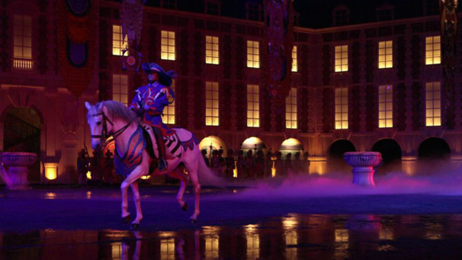 Les mouquetaires du roi, les chevaux semblent flotter sur l'eau Les mouquetaires du roi, les chevaux semblent flotter sur l'eau