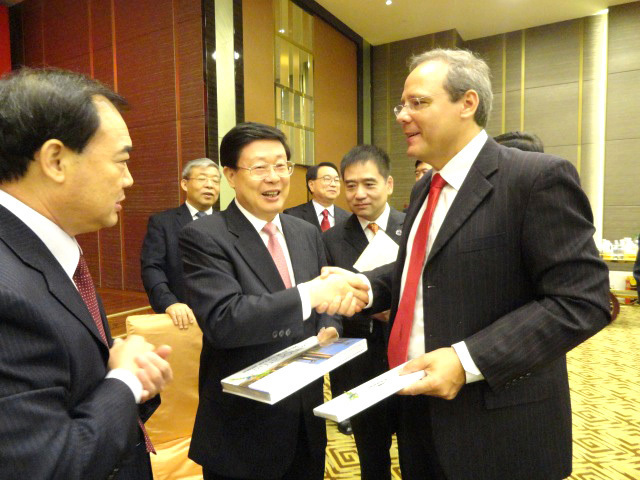 Huang Xingguo, maire de Tianjin, et Frédéric Cadet, vice-président de la Région Réunion