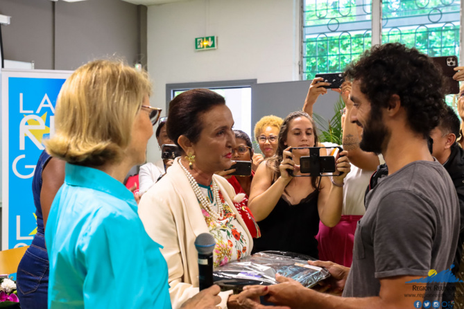 Remise du Numérisak aux enseignants du Lycée Lislet Geoffroy Remise du Numérisak aux enseignants du Lycée Lislet Geoffroy