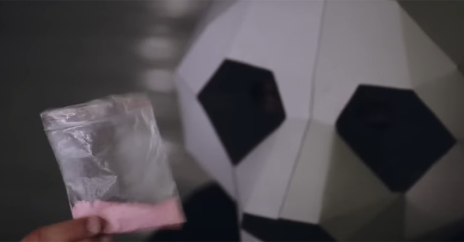 Image tirée du reportage YouTube de Vice "The Pink “Cocaine” Wave" Image tirée du reportage YouTube de Vice "The Pink “Cocaine” Wave"