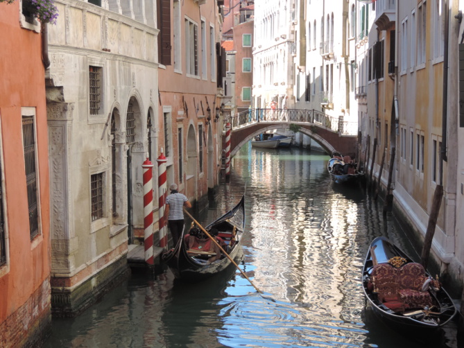La promenade en gondole, vu du canal La promenade en gondole, vu du canal