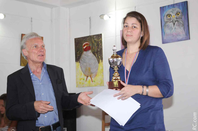 Clarisse Morel, du Vieux Cep reçoit le 1er Prix du concours des mains du premier magistrat de la ville