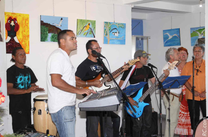 Ambiance musicale assurée par Saléo, dans les locaux de l'Office de Tourisme de Cilaos