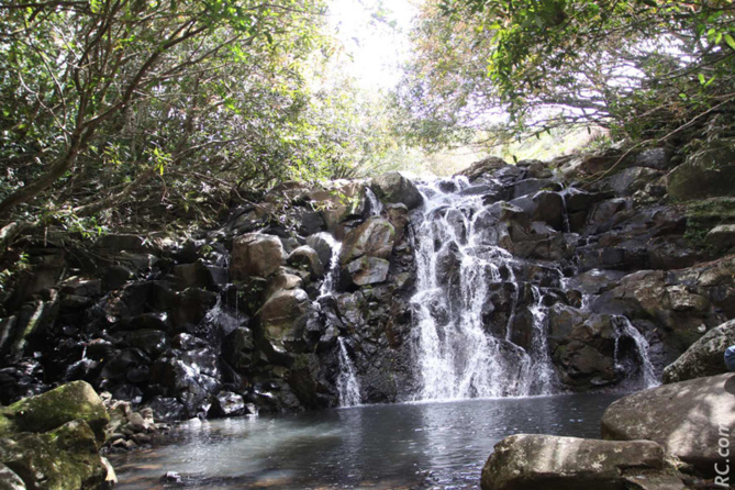 Plusieurs cascades, dans un univers paradisiaque. Mais attention, piquer une tête dans l'eau n'est pas permis! Plusieurs cascades, dans un univers paradisiaque. Mais attention, piquer une tête dans l'eau n'est pas permis!