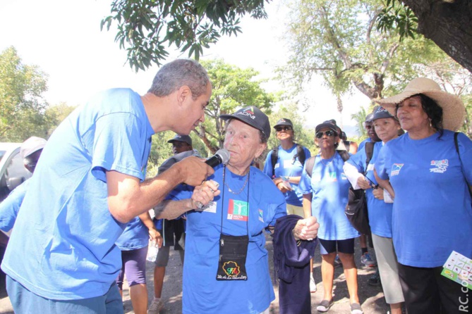Marie-Vivienne Léocadie, 94 ans, doyenne de la journée, interwievée par un Bobby admiratif Marie-Vivienne Léocadie, 94 ans, doyenne de la journée, interwievée par un Bobby admiratif