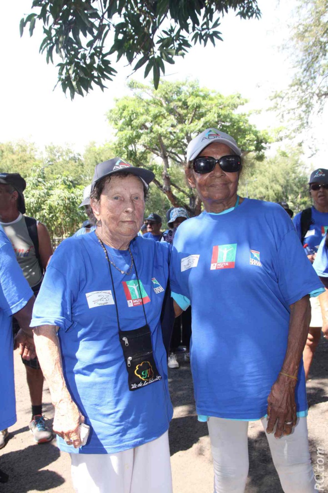 Marie-Vivienne, 94 ans, et Josette, 91 ans, viennent de faire connaissance et se félicitent mutuellement