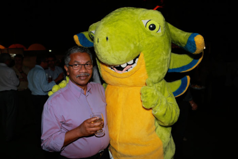 René-Paul Victoria et Léanou, mascotte de Nou la fé René-Paul Victoria et Léanou, mascotte de Nou la fé