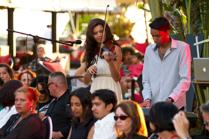 Vanille M'Doihoma, Miss Réunion 2013, au violon Vanille M'Doihoma, Miss Réunion 2013, au violon