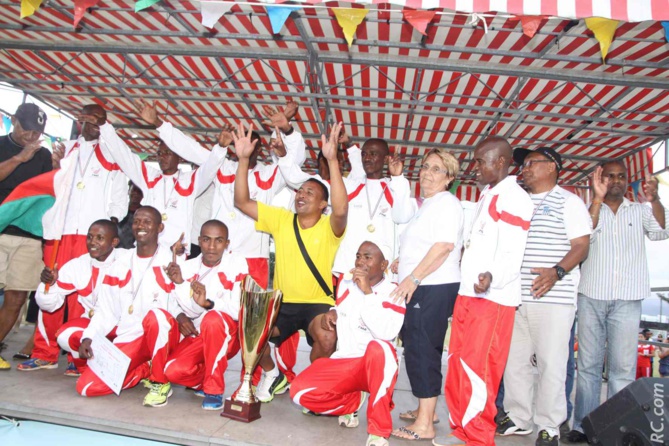 Après la course, la fête malgache sur le podium... Après la course, la fête malgache sur le podium...